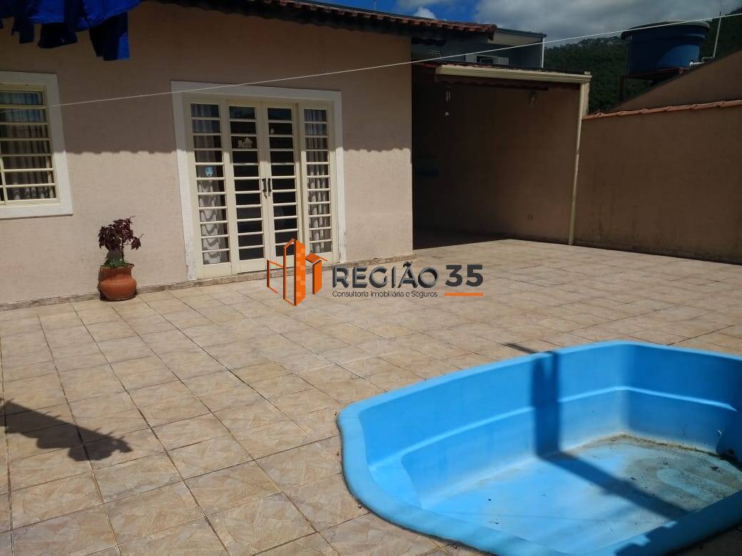 Casa à venda com 3 quartos, 200m² - Foto 1