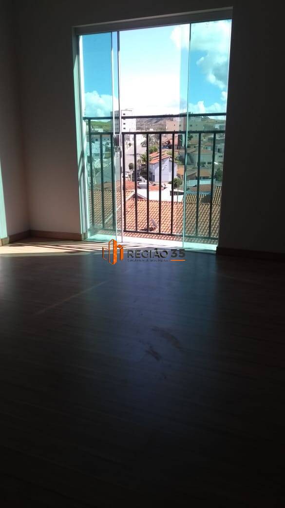 Apartamento à venda com 3 quartos, 75m² - Foto 2