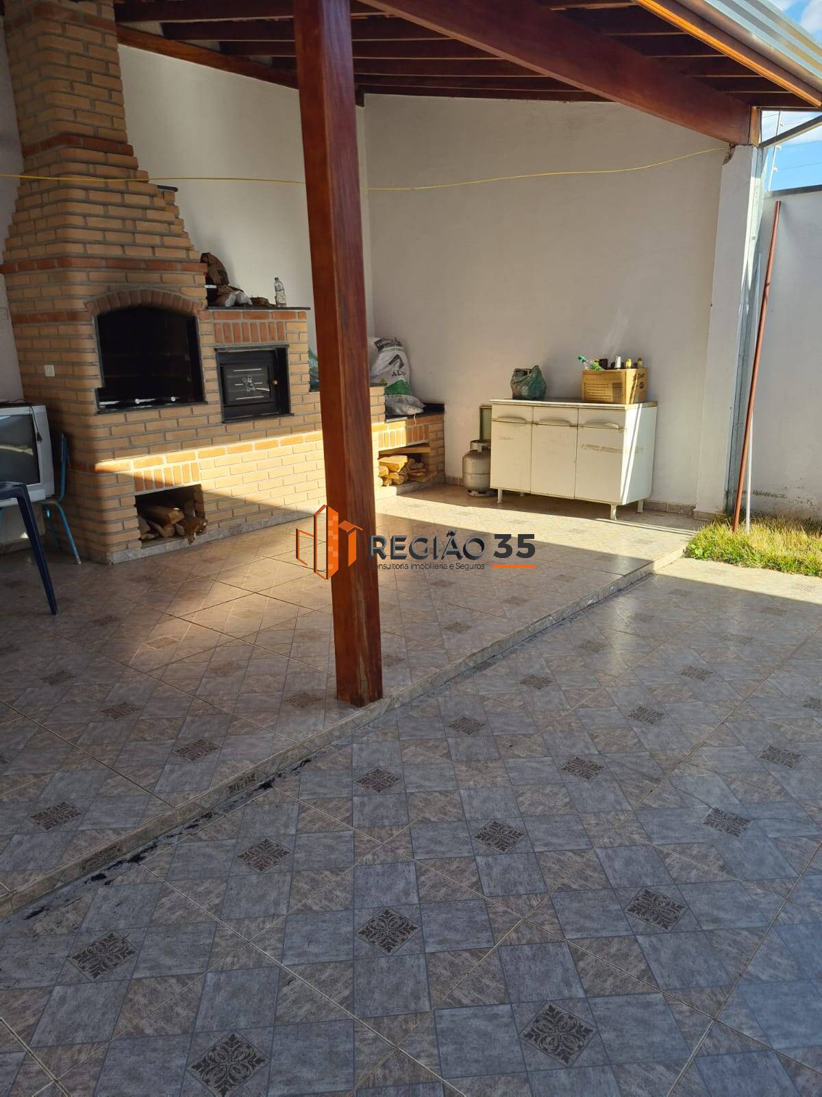 Casa à venda com 3 quartos, 300m² - Foto 1