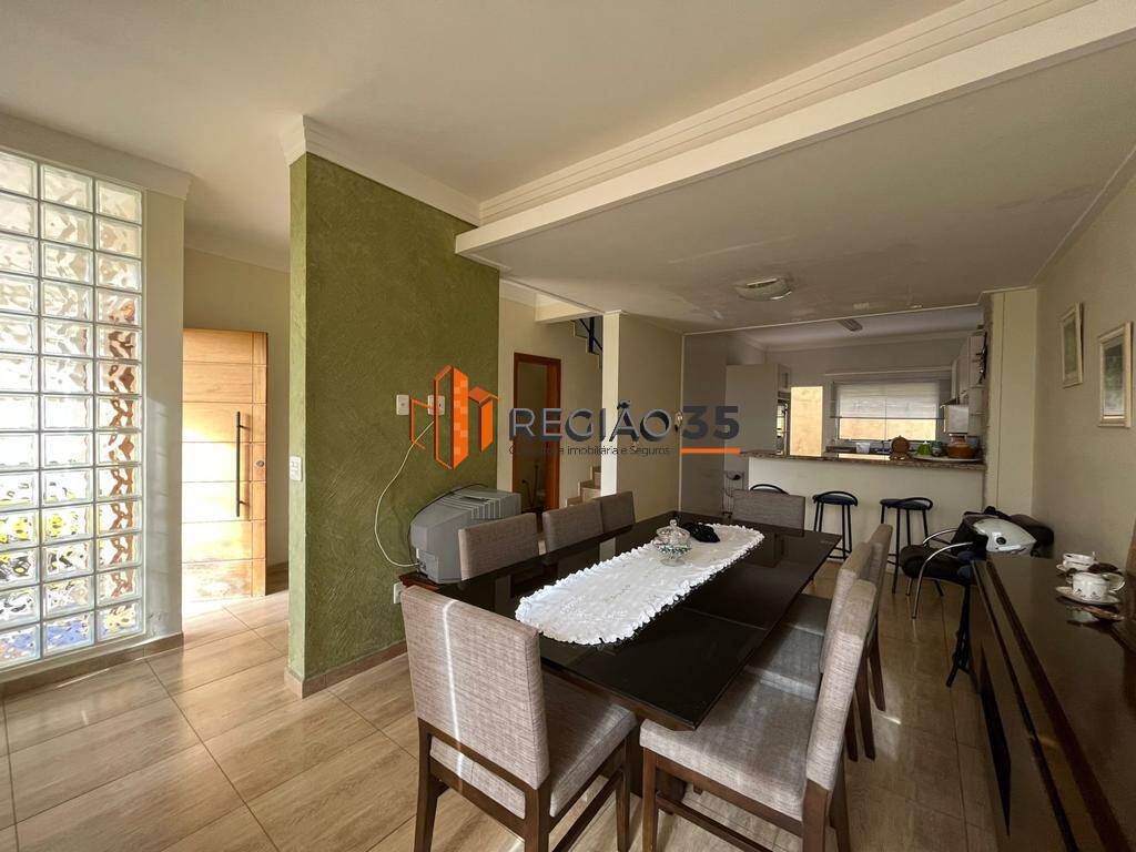 Casa à venda com 3 quartos, 220m² - Foto 2