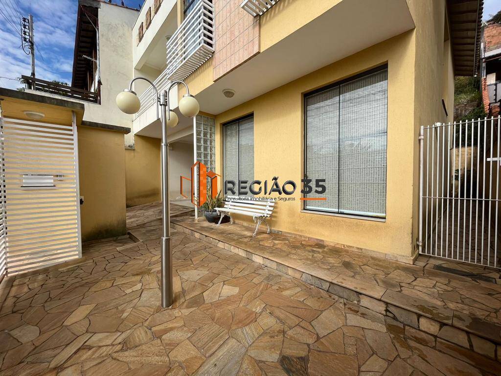 Casa à venda com 3 quartos, 220m² - Foto 1