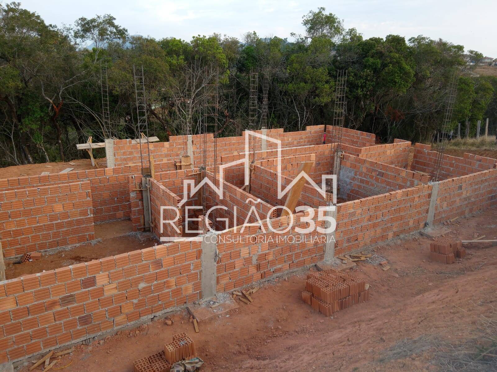 Casa à venda com 4 quartos, 132m² - Foto 1