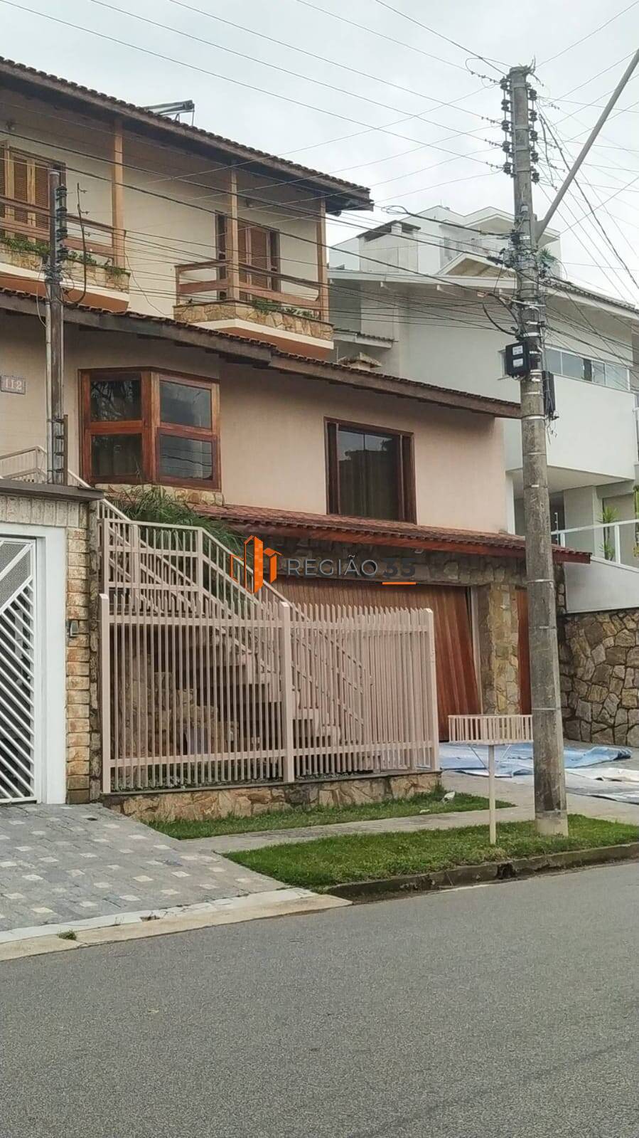 Casa à venda com 3 quartos, 300m² - Foto 1