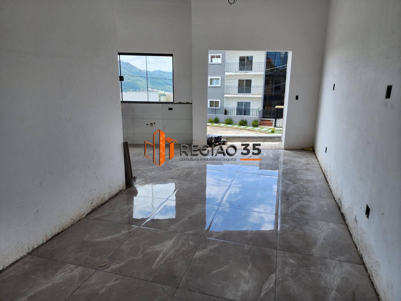 Casa à venda com 3 quartos, 150m² - Foto 1