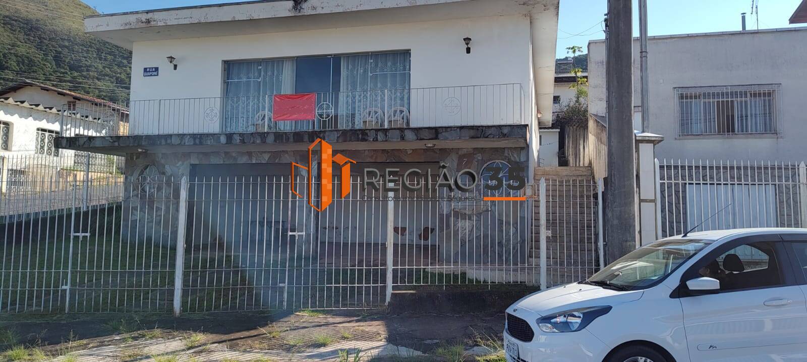 Casa à venda com 3 quartos, 241m² - Foto 1