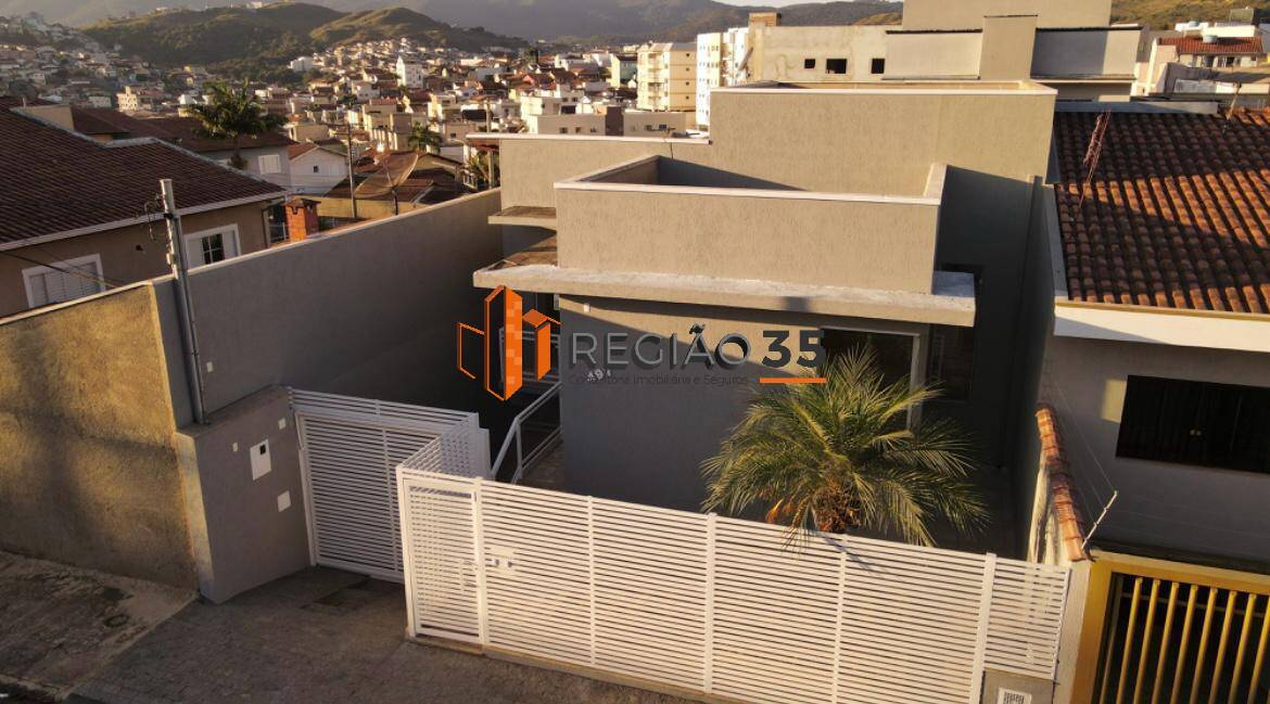 Casa à venda com 3 quartos, 243m² - Foto 2